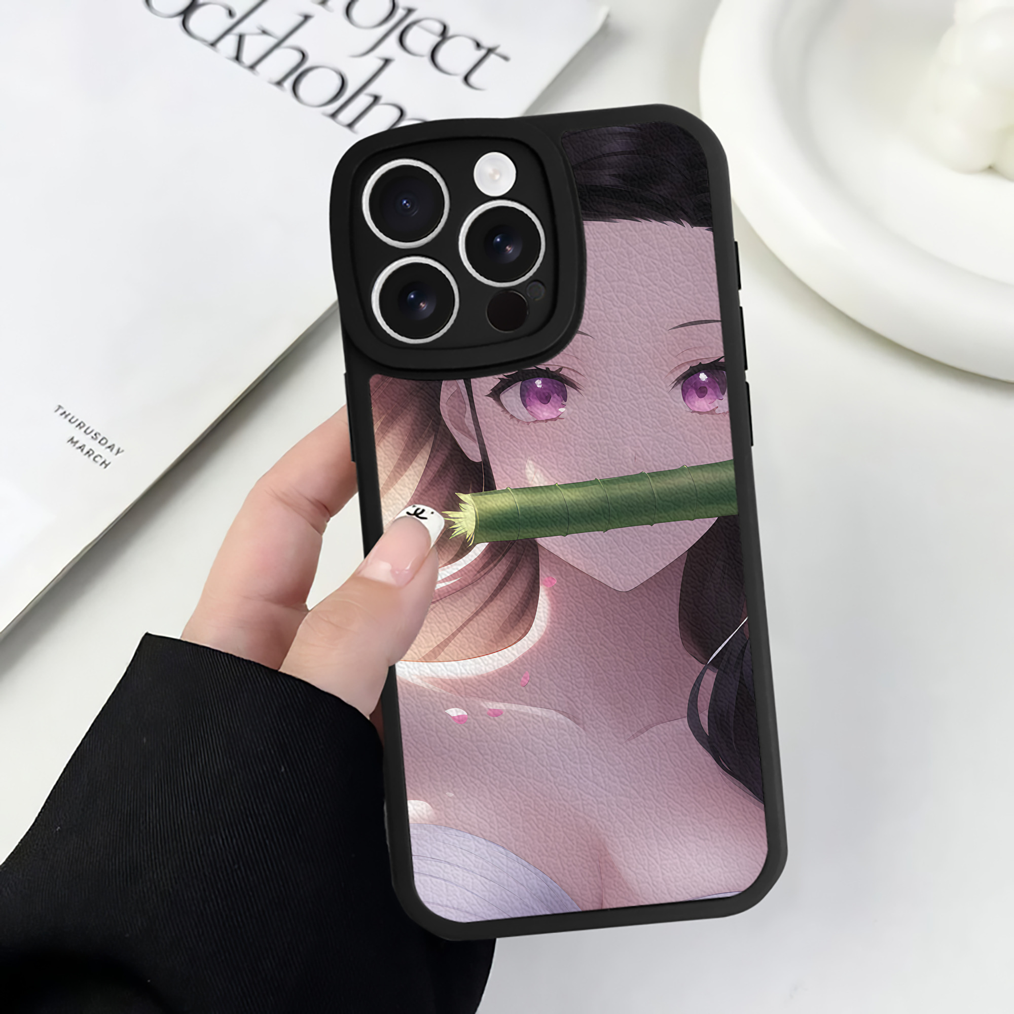 （画像用） 鬼滅の刃（きめつのやいば）竈門 禰󠄀豆子／かまど ねずこ Kamado Nezuko 【iPhone 16シリーズ対応】シリコンスマホケース（レザー調） 材質：シリコン